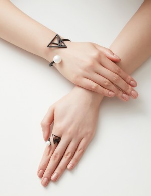 手鐲•傘型系列  Eys On Me Bracelet多重三角形珍珠開口手鐲