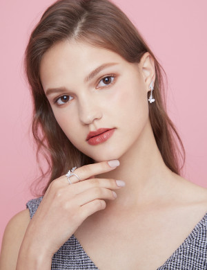 耳環• 蝴蝶系列 Butterfly in the Bloom Earrings蝴蝶吊墜耳環