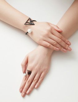 手鐲•傘型系列  Eys On Me Bracelet多重三角形珍珠開口手鐲